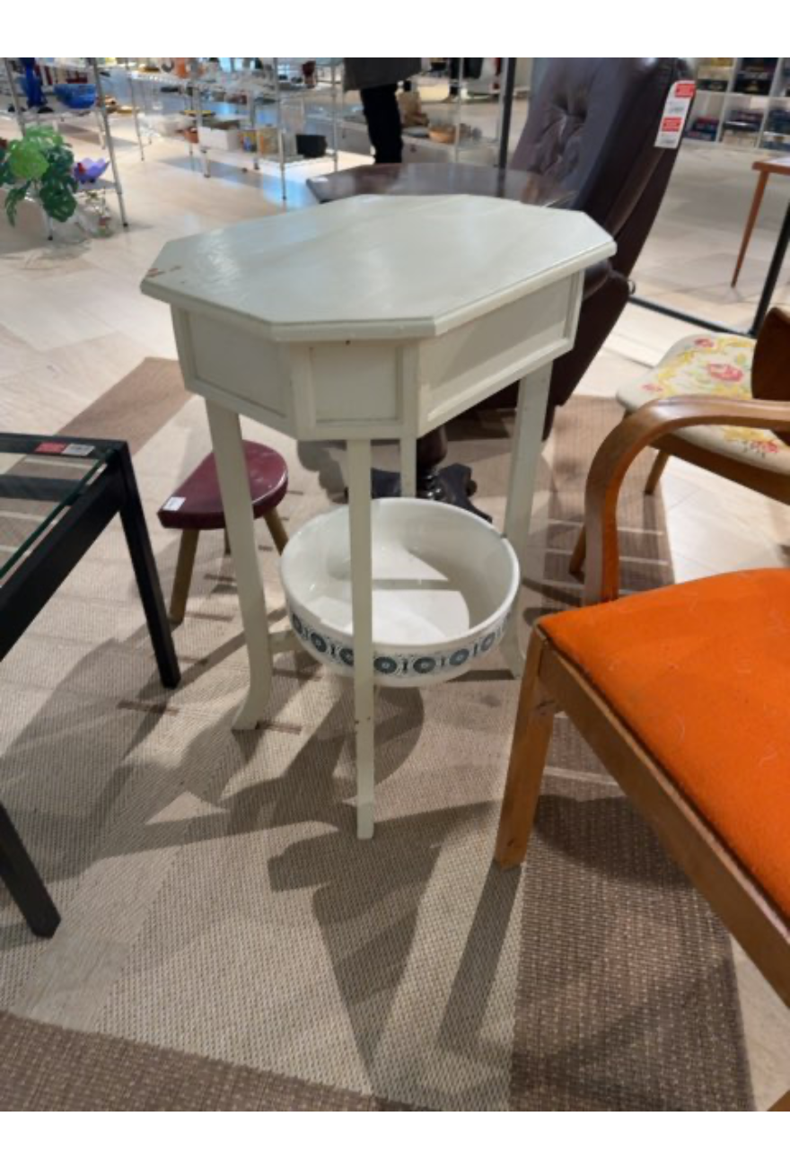 Bord med porcelæn fad i bunden