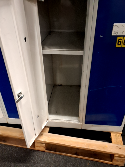 Metal skab med 8 rum