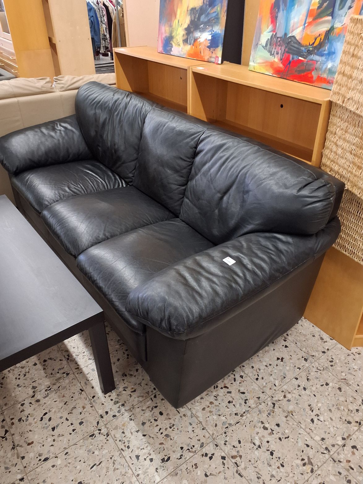 Sofa trepersoners i sort kunstlæder