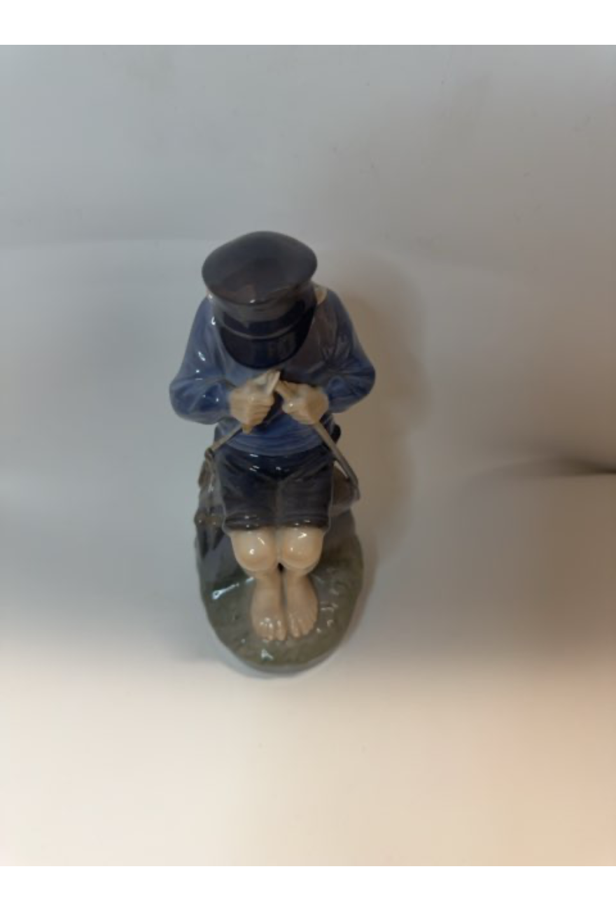 Figur drengen der snitter "Royal Copenhagen "