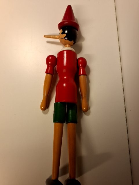 Pinocchio dukker I malet træ