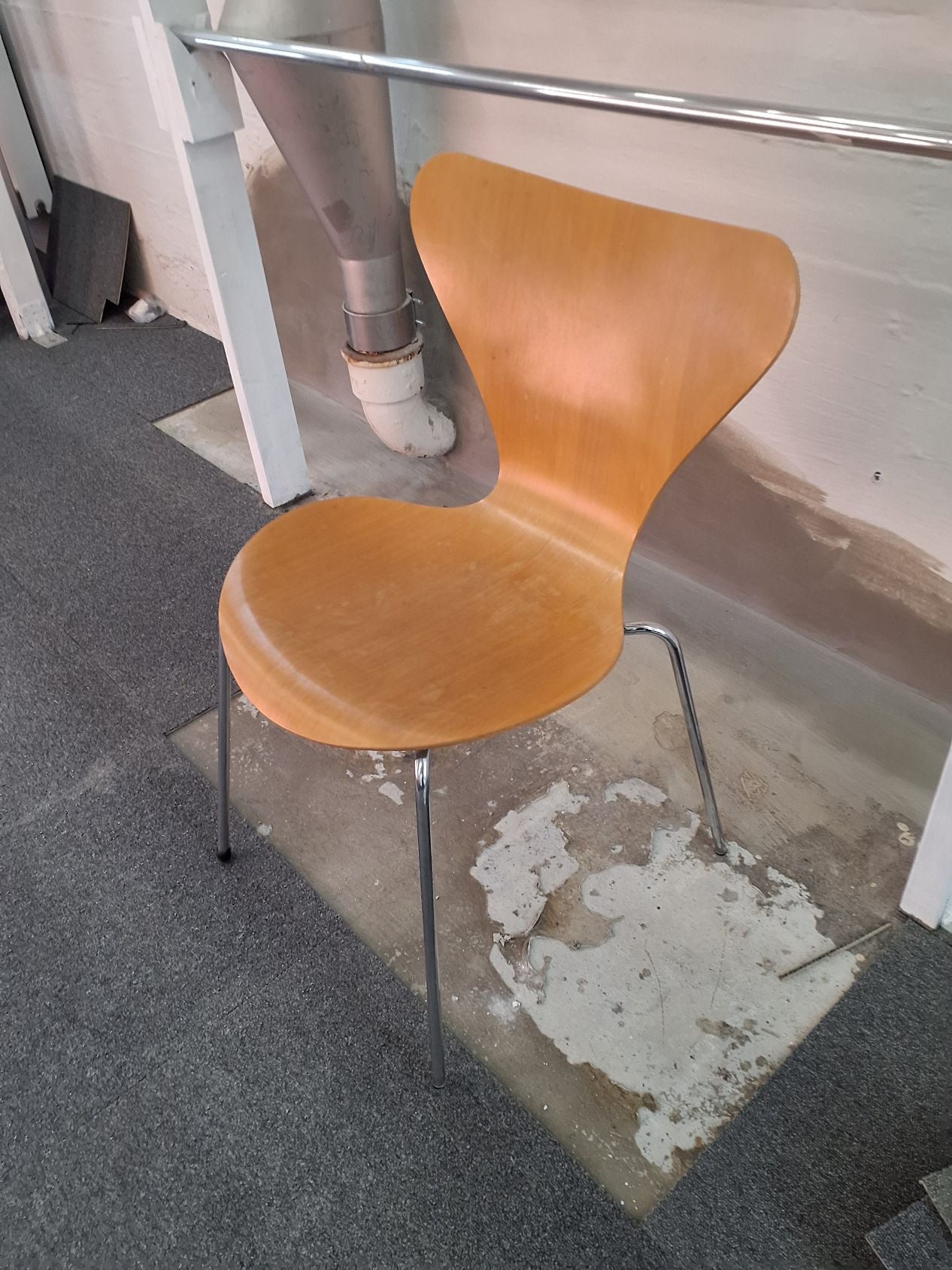 Klassisk stol med 4 stålben mangler gummi på stolebenene
