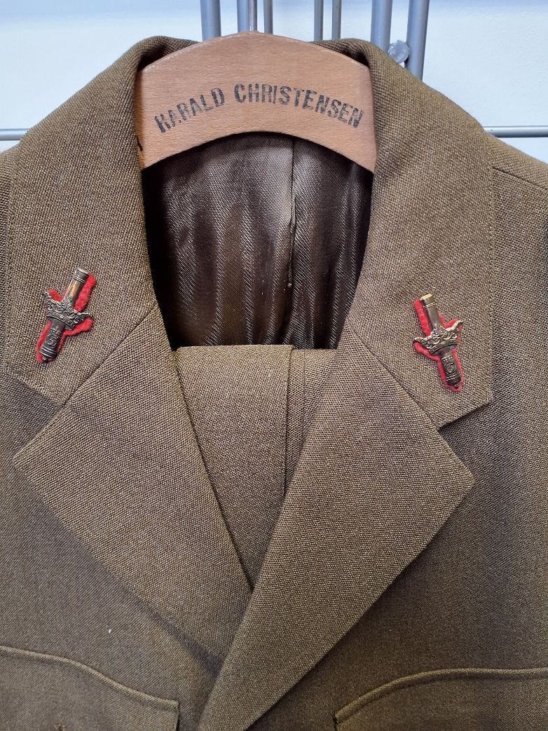 Gl. militæruniform, jakke, bukser og kasket