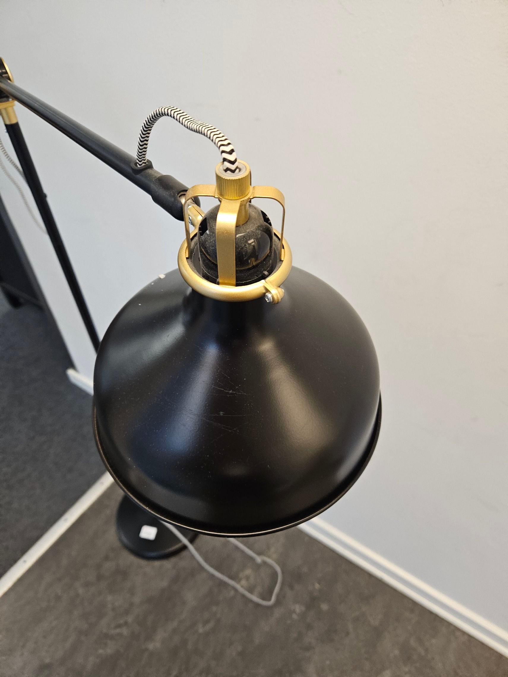 Sort gulvlampe