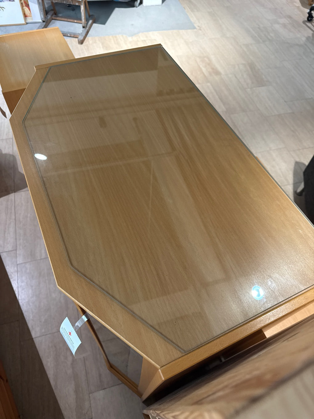 Skab m. Glas låger og hylder