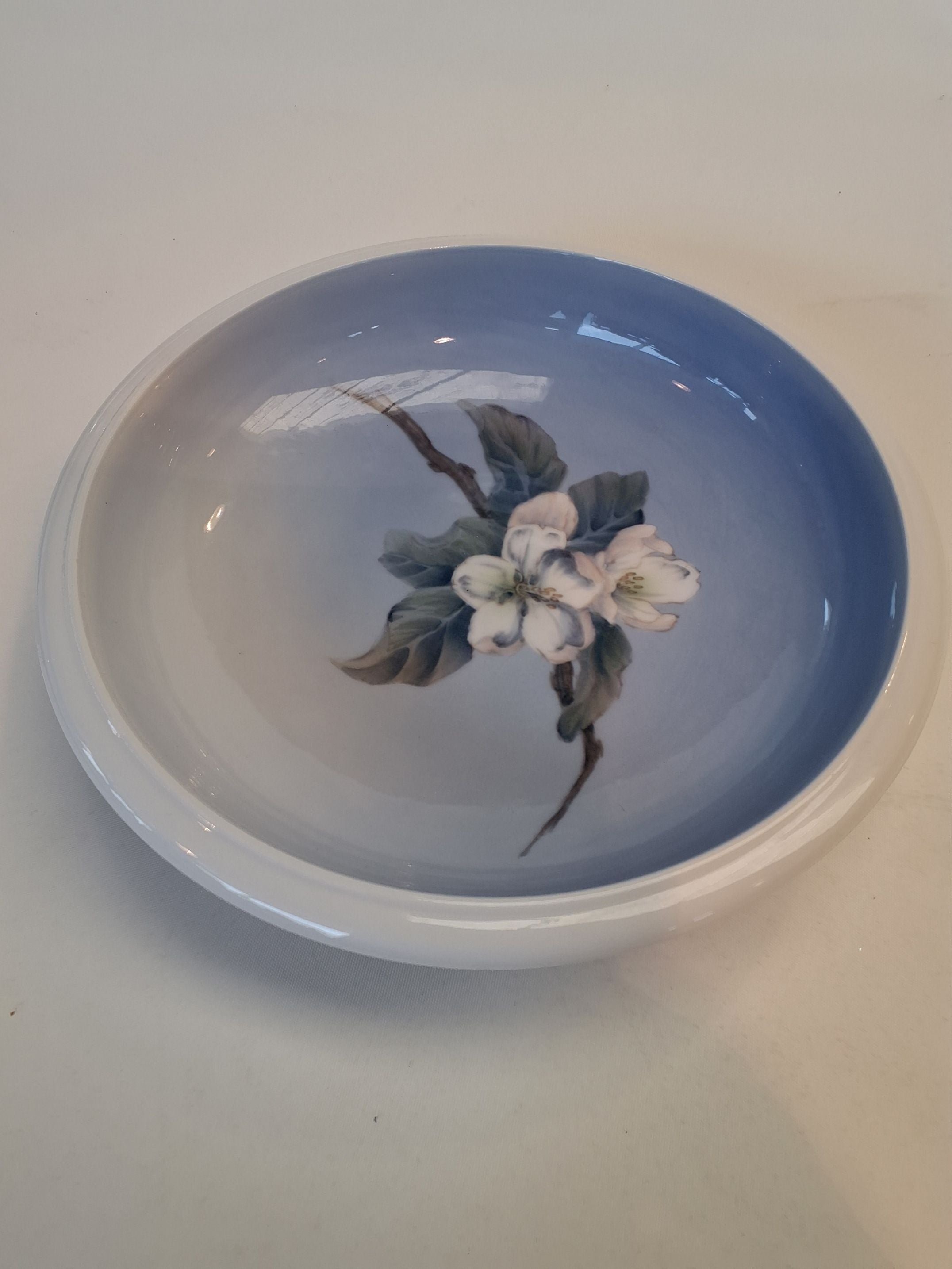 Royal Copenhagen skål med Æbleblomst