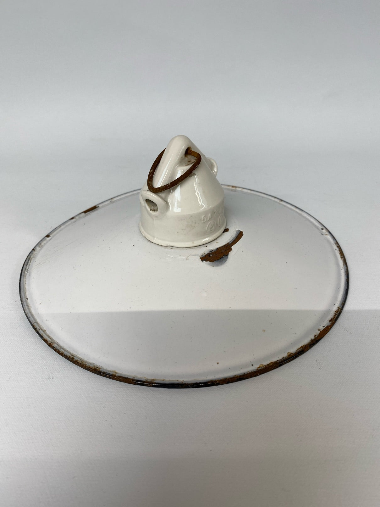 A. Emajeret lampeskærm med porcelænsfatning