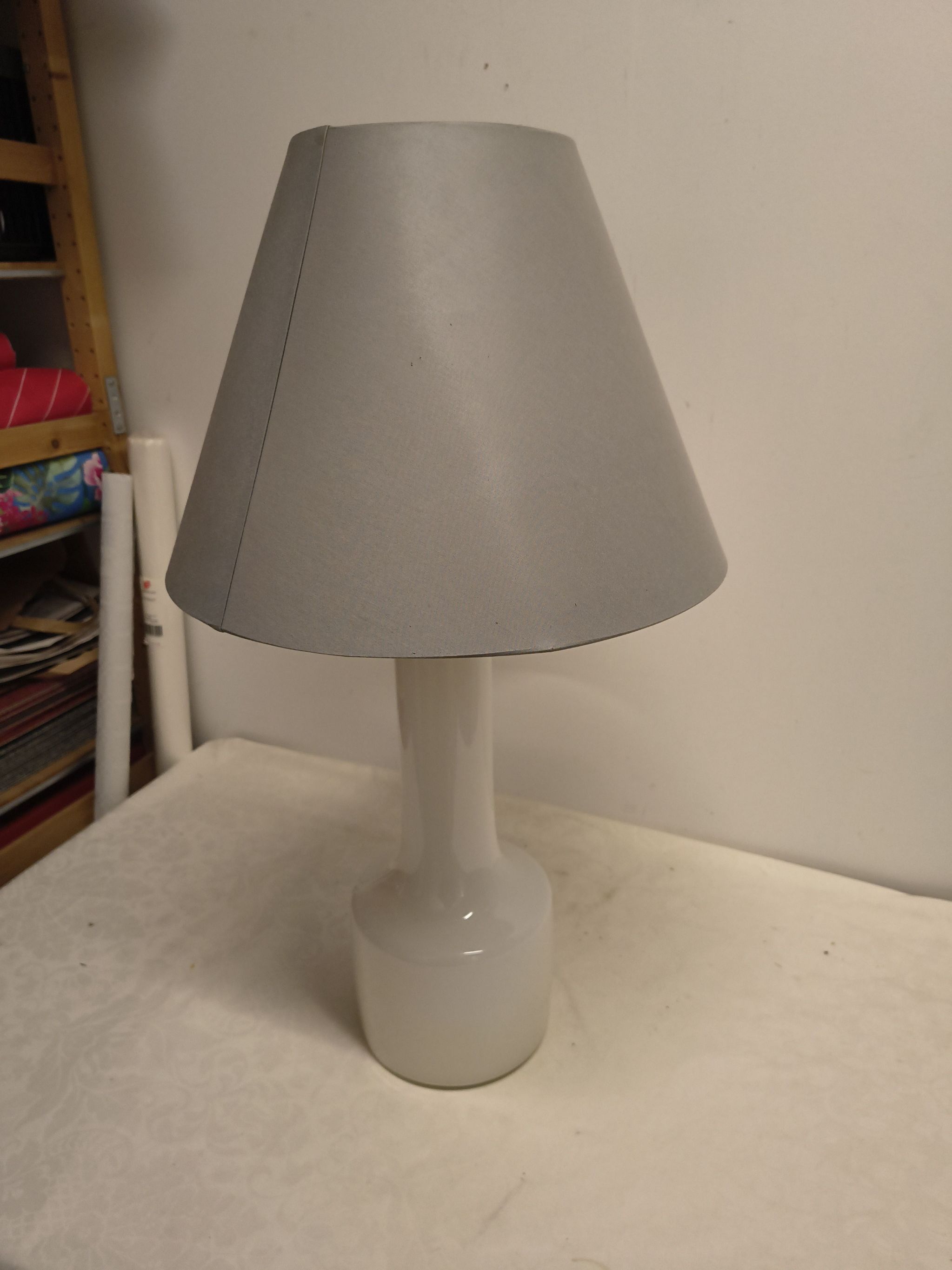 Hvid opalglas med grå skærm total højde 75 cm