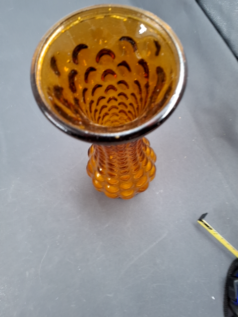 Vase ravfarvet.
