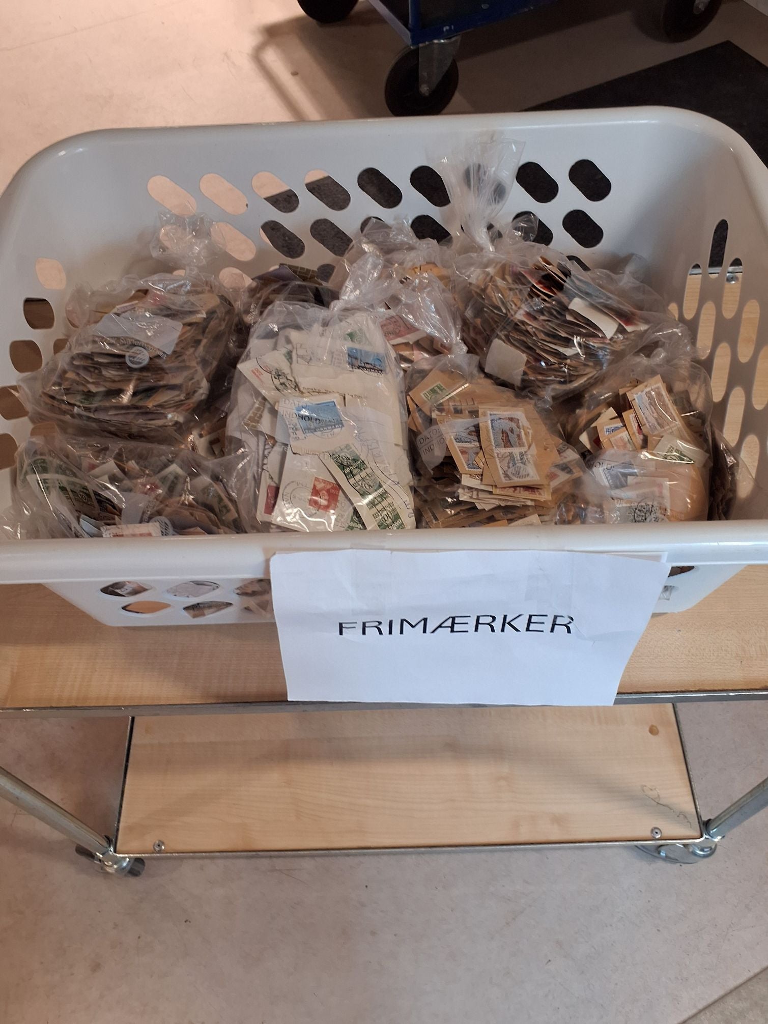 Vasketøjskurv med frimærk