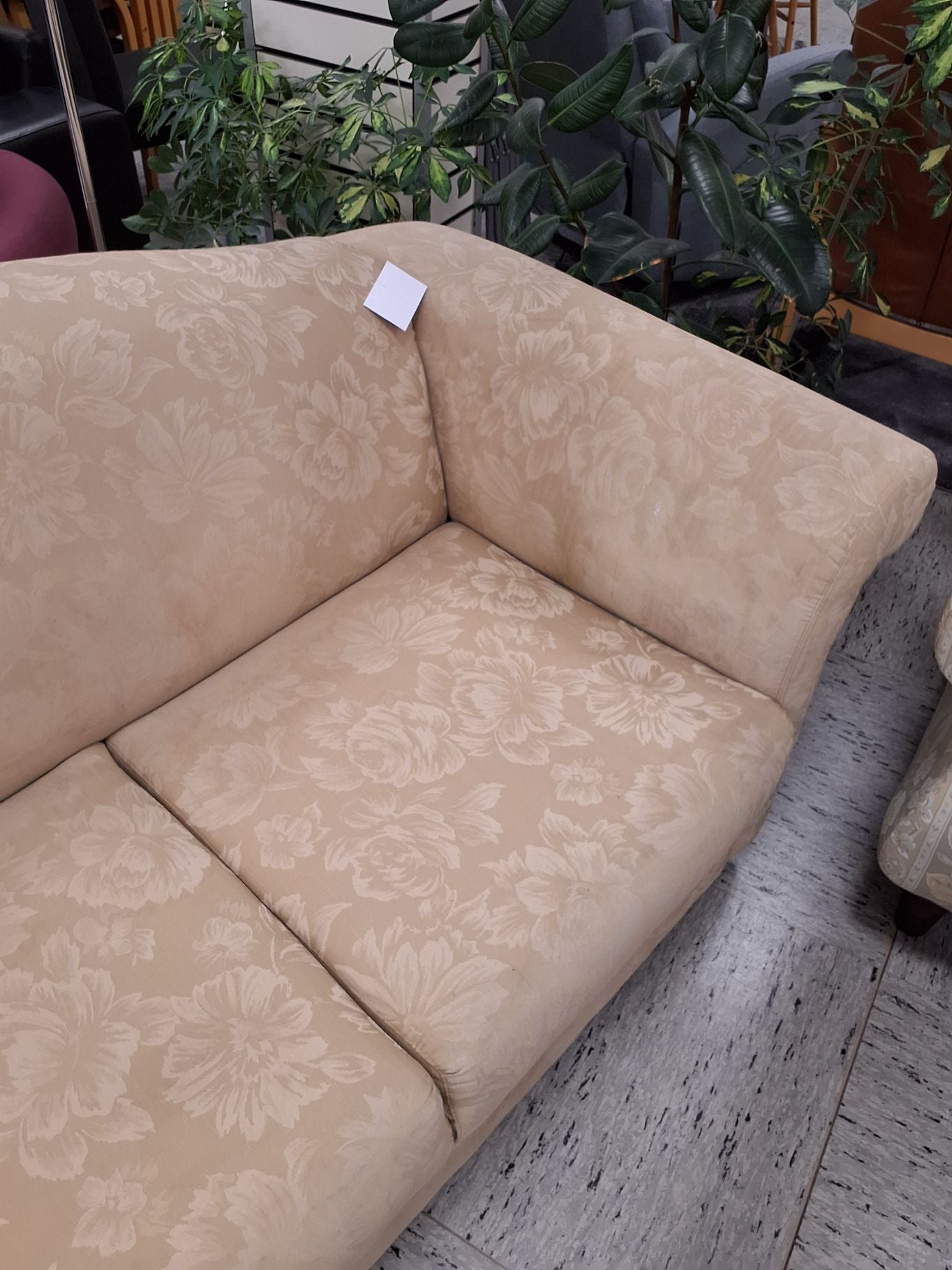 Cremehvid med blomster .2ps sofa