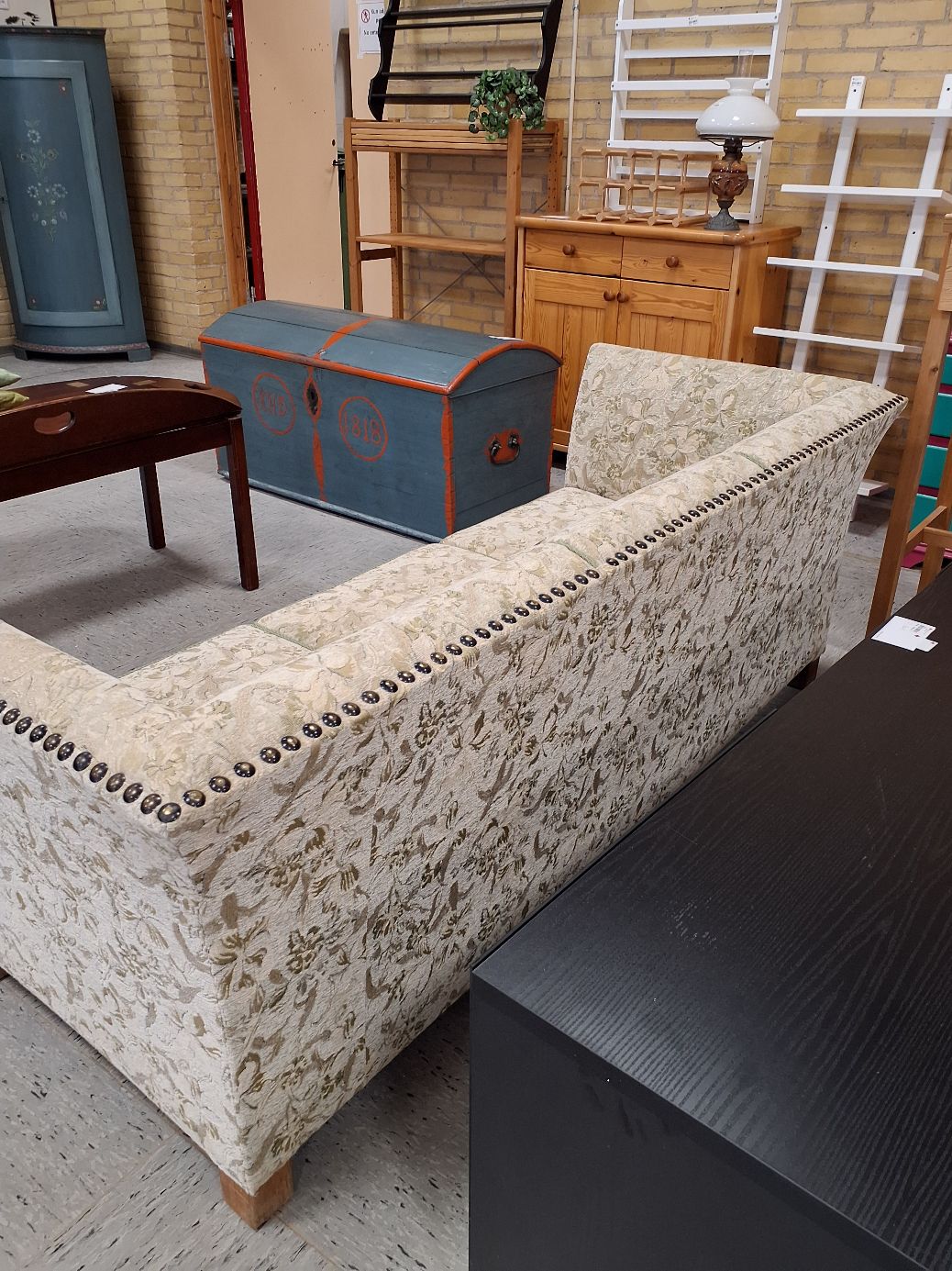 Blomstret sofa i lysegrøn