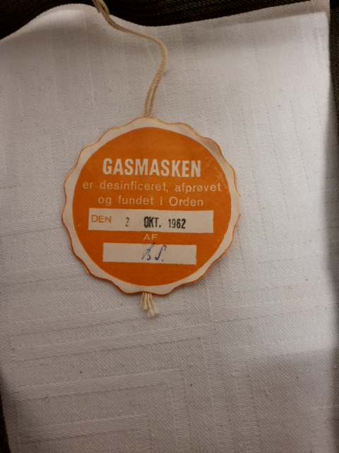 2 stk. gamle gasmasker