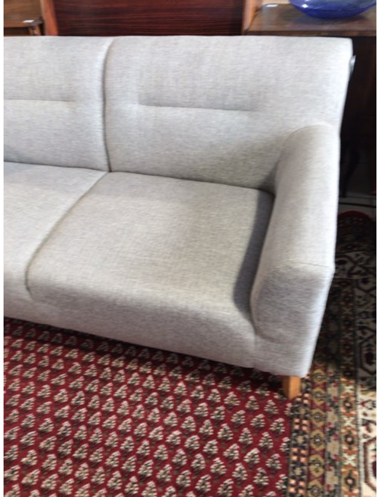 Sofa med grå polster