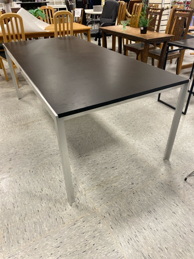 Sort spisebord alustel