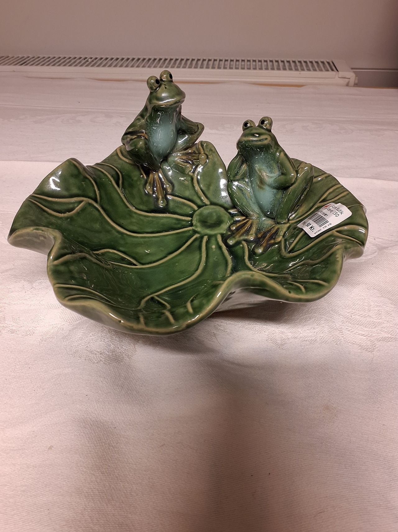 Grønt fad med 2 frøer