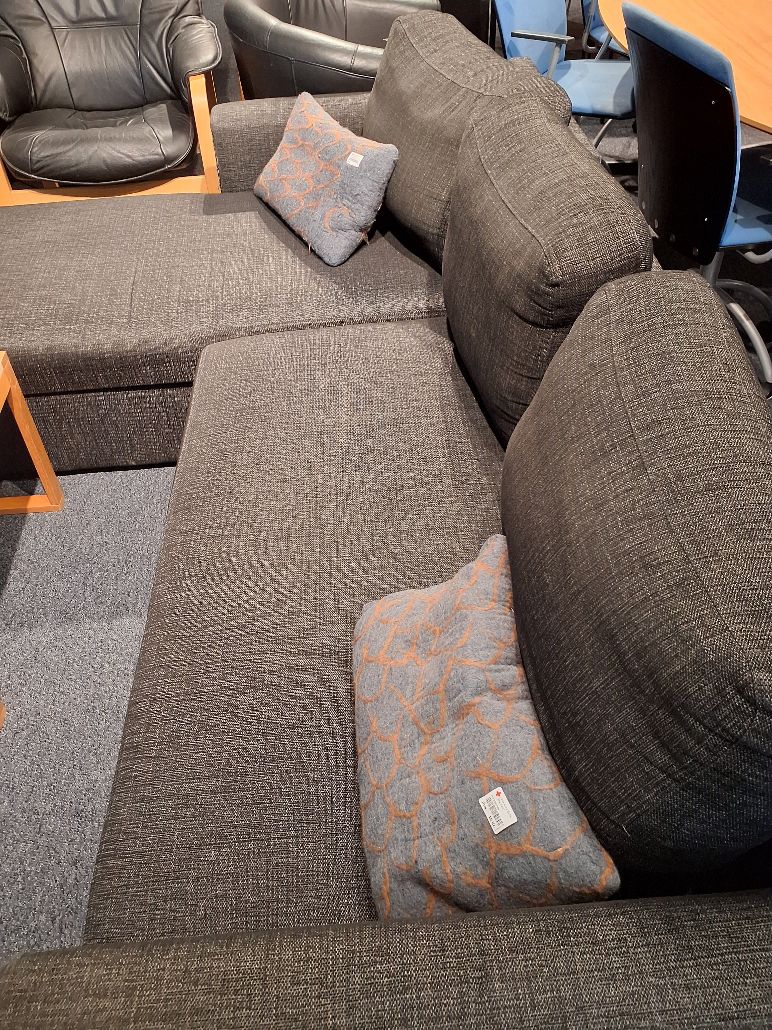 Sofa i sort stof