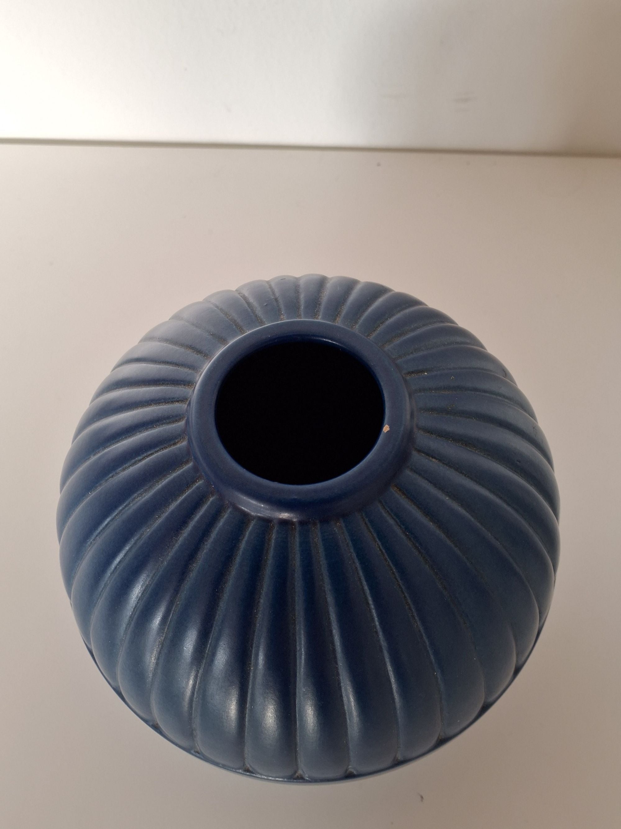 Ipsen - Mørkeblå rund vas