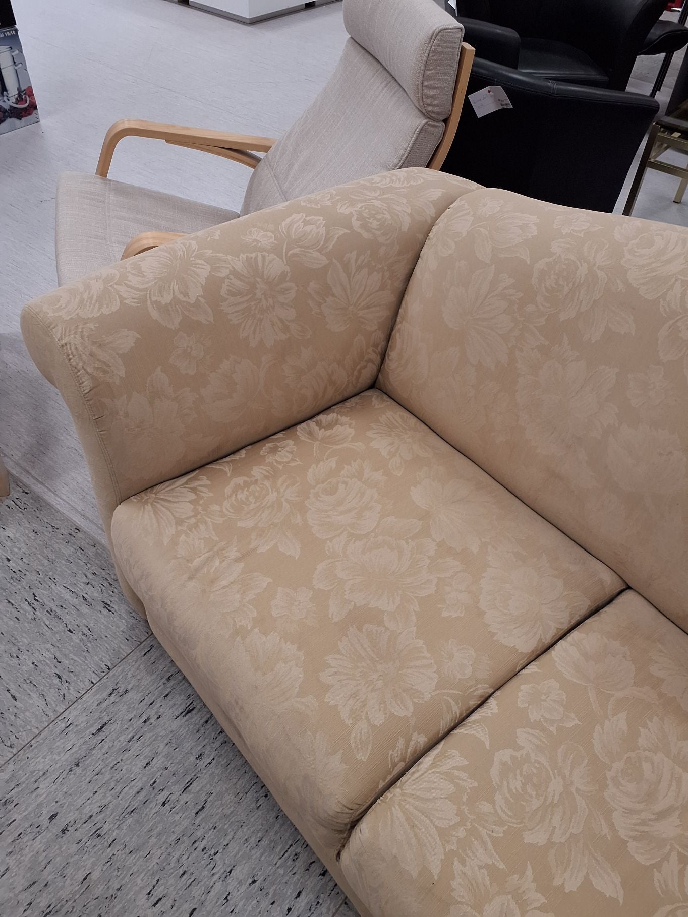 Cremehvid med blomster .2ps sofa
