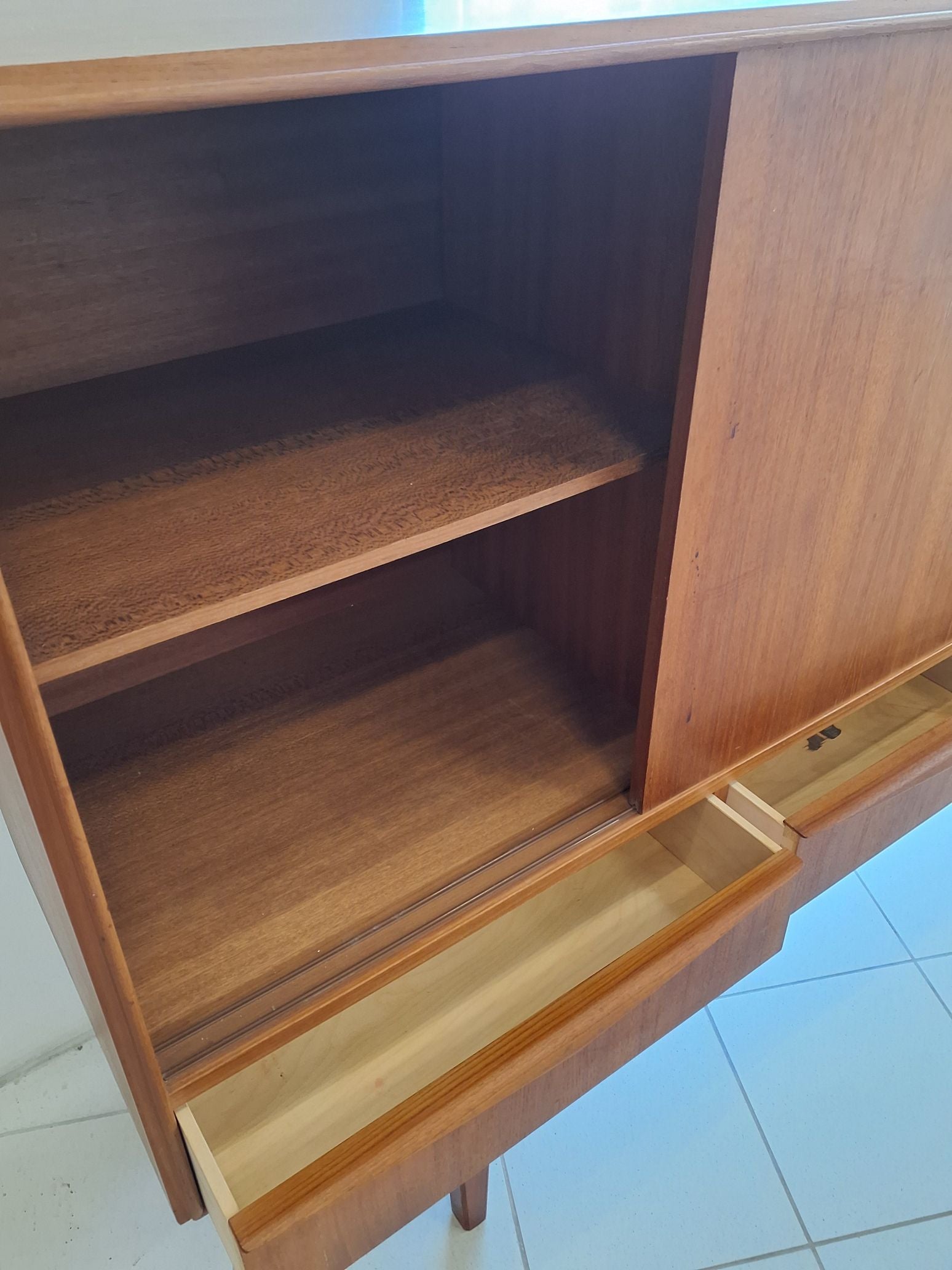 Teak træs skænk