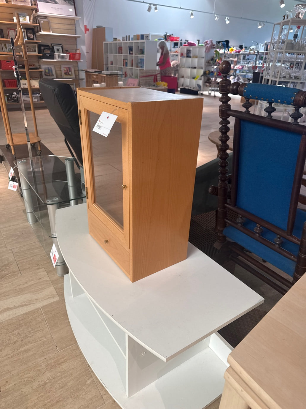 Skab med glas låge
