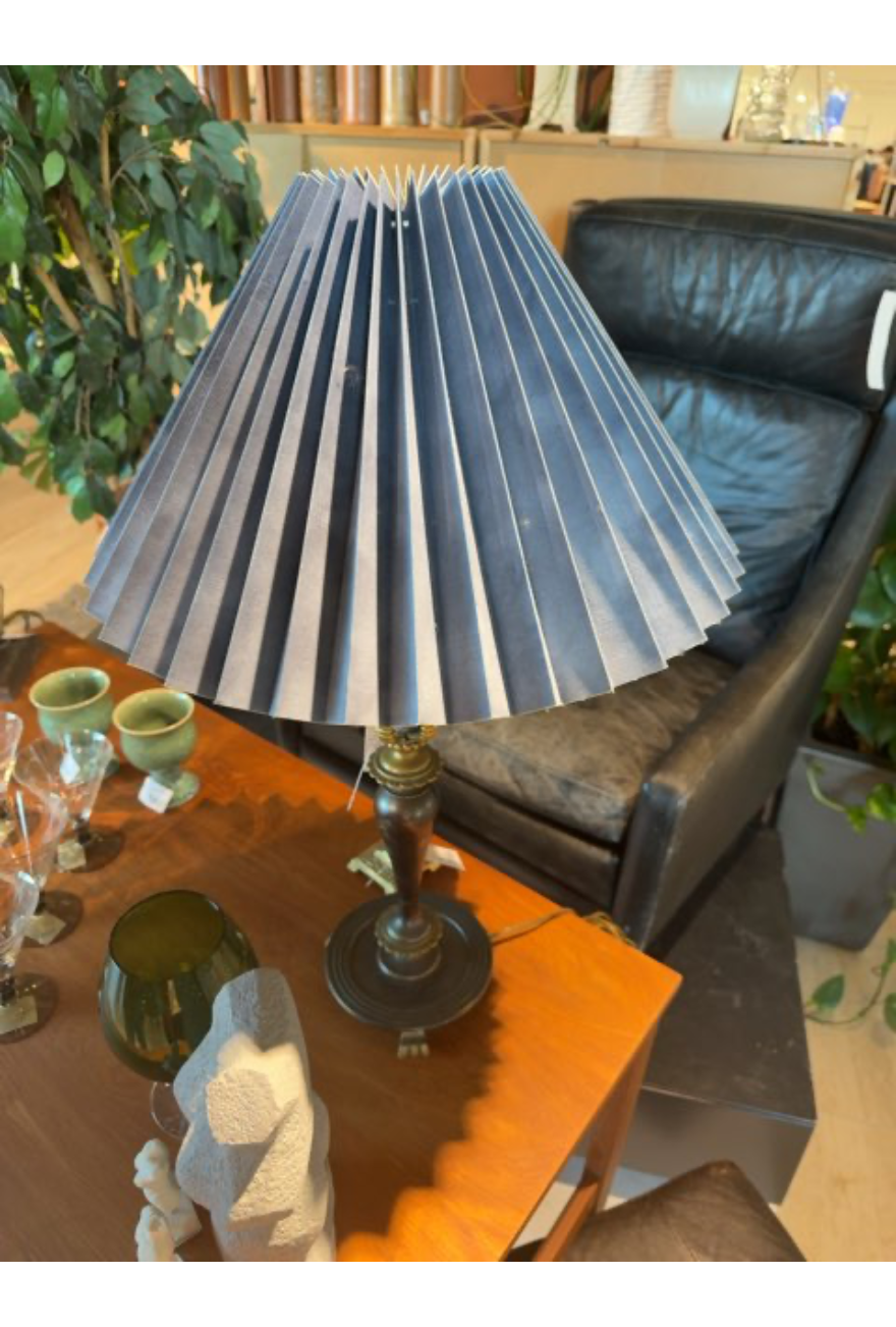 Lampe med detaljeret fod