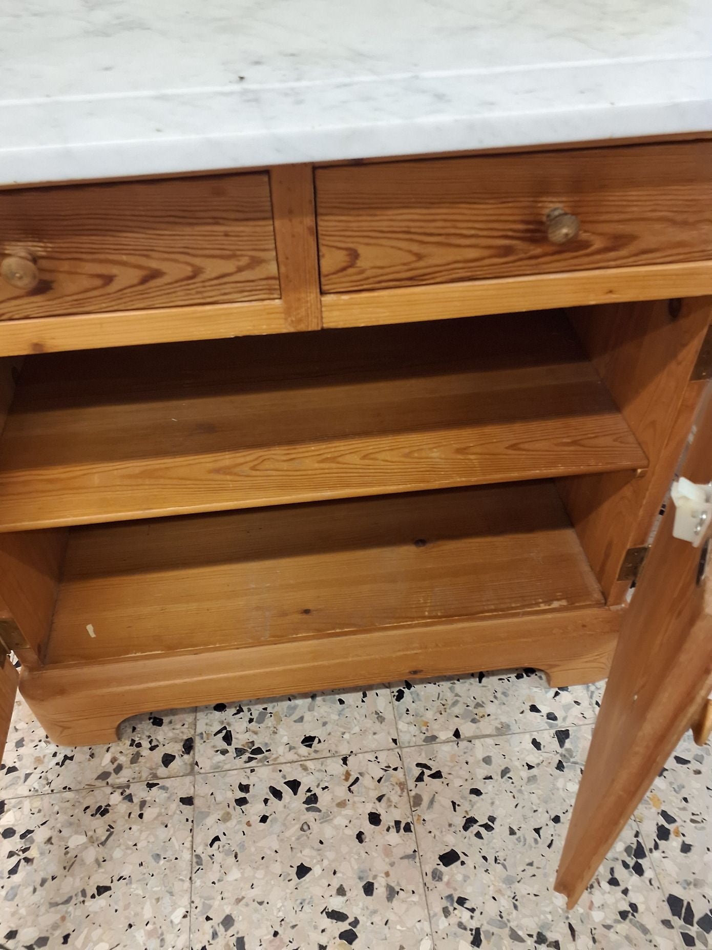 Savande skab med marmorplade