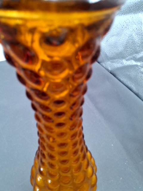 Vase ravfarvet.