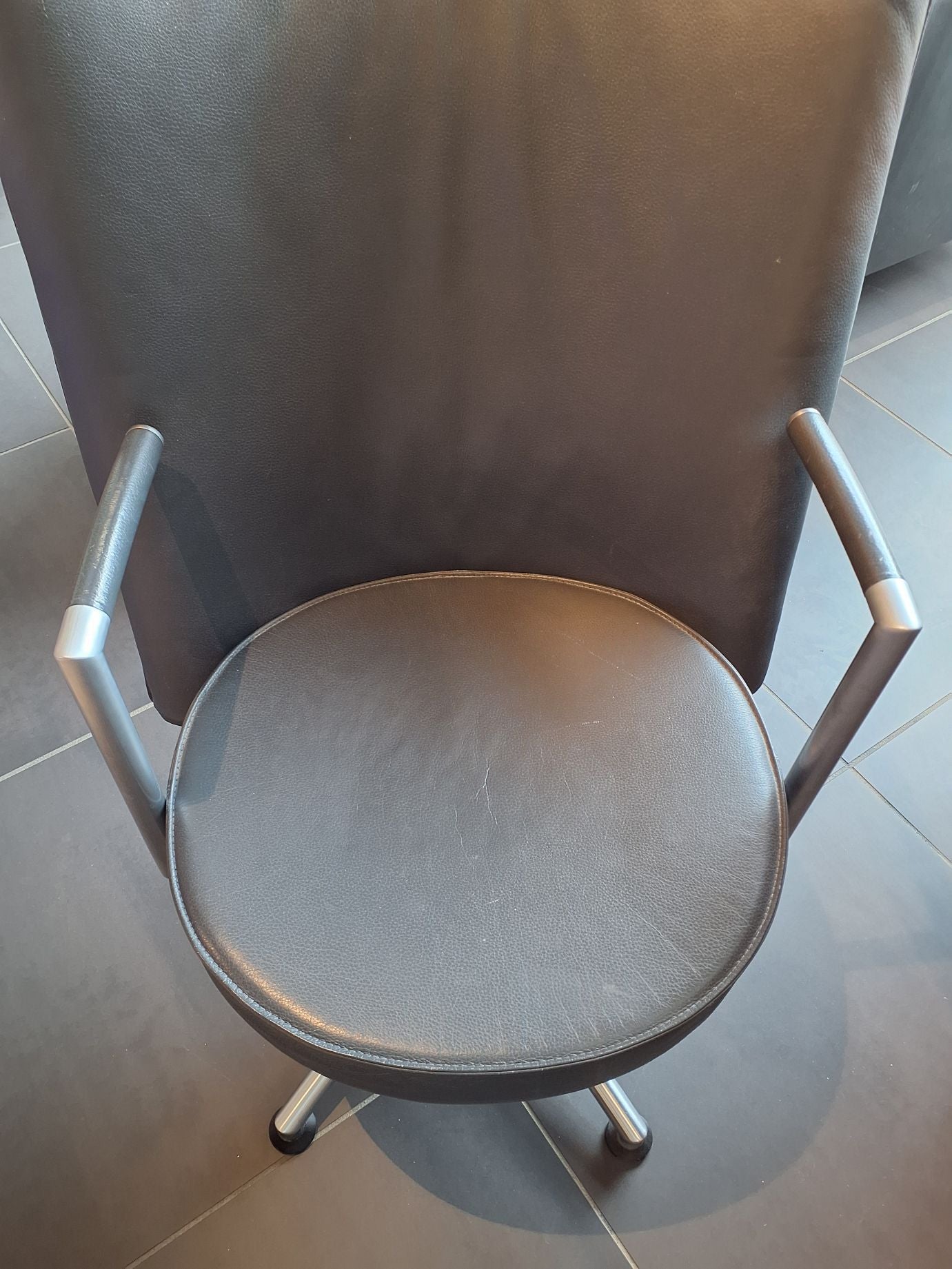 Lounge stol i sort læder