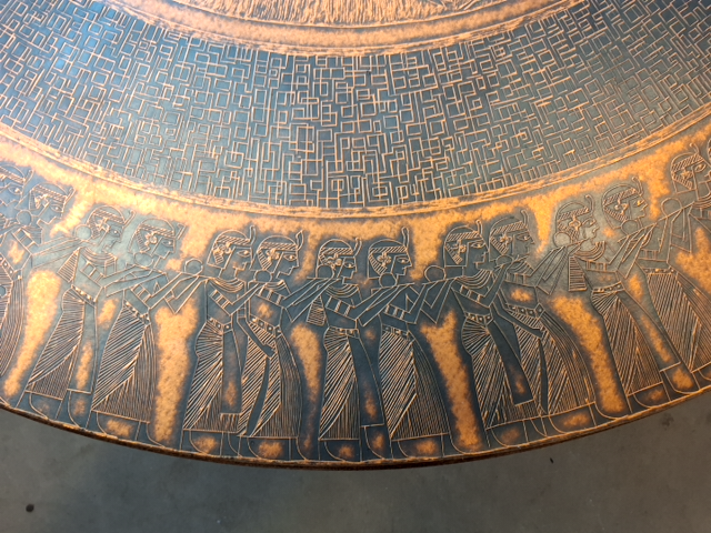 Rundt sofabord med ægyptiske motiver på kobberplade