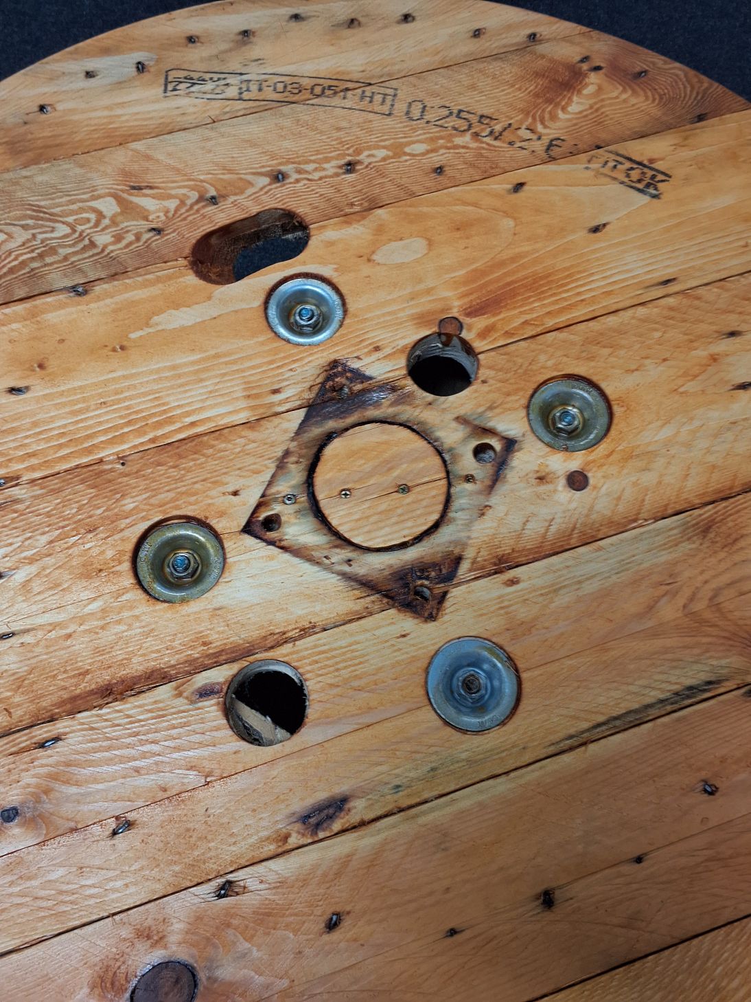 Hjemmelavet bord af kabeltromle