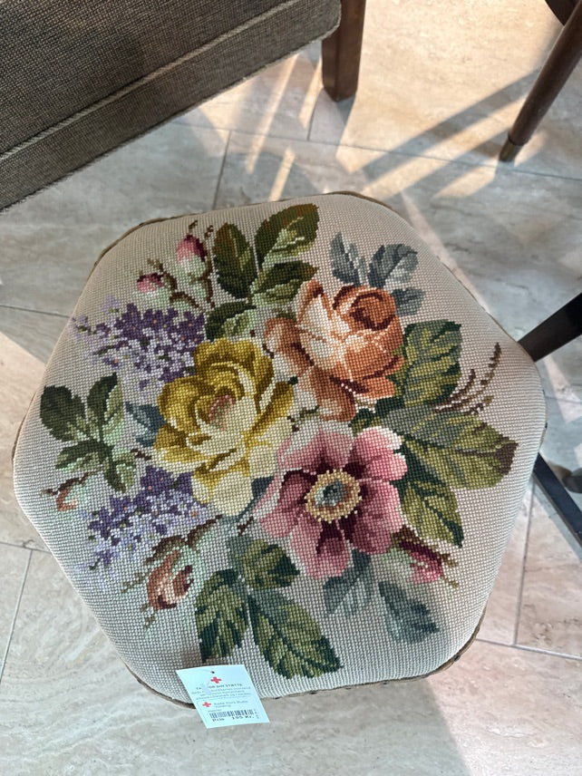 Skammel med broderet blomster