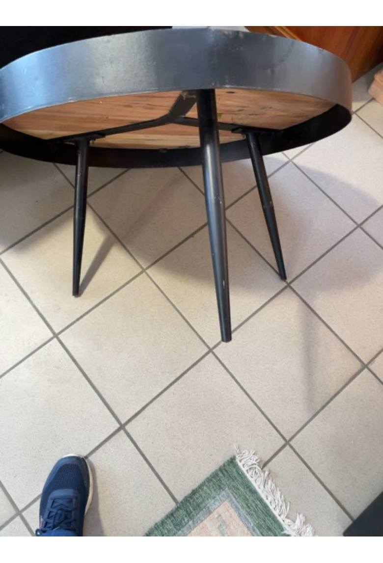 Rundt træbord med stålkant