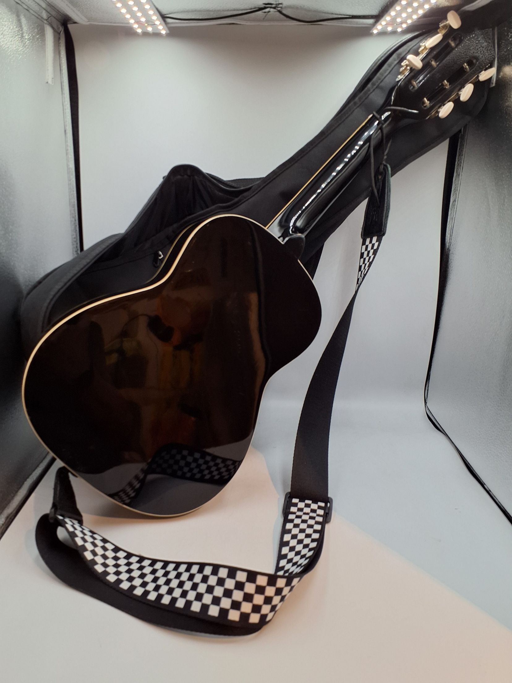 Guitar, børnestørrelse med nylonstrenge, taske og skulderrem