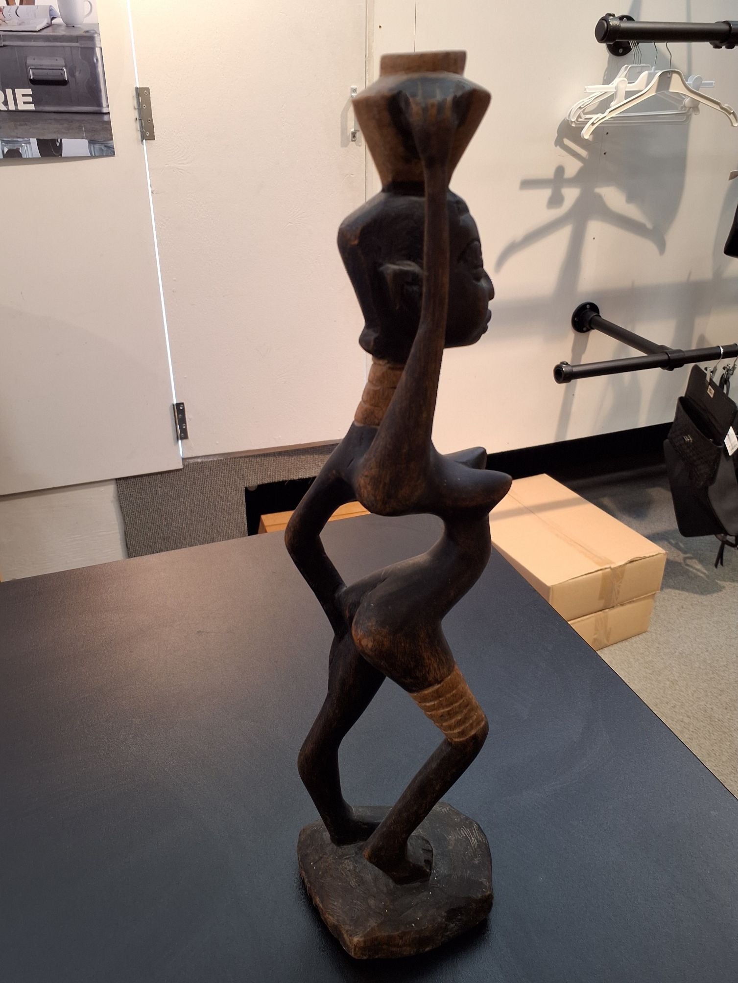 Afrikansk kvindefigur i træ