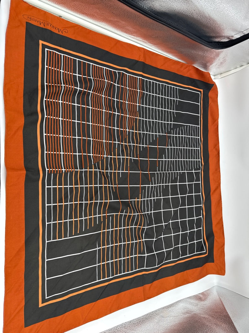 Monique Martin, tørklæde