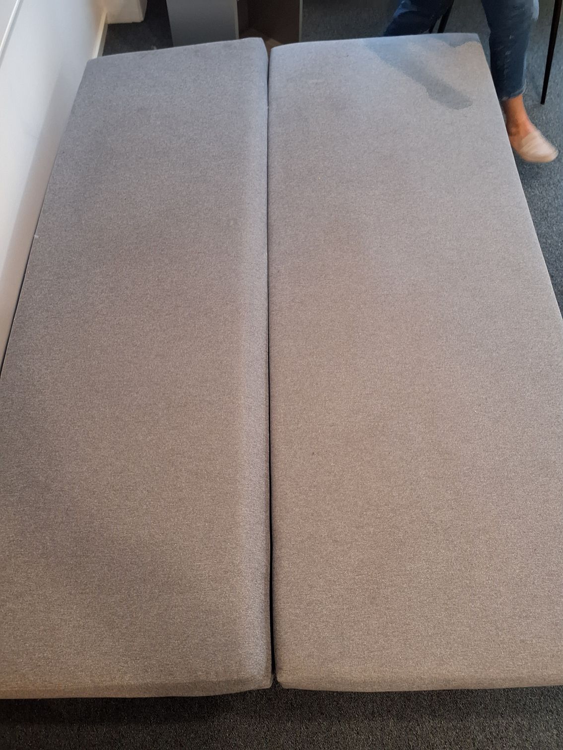 Grå sovesofa med opbavering