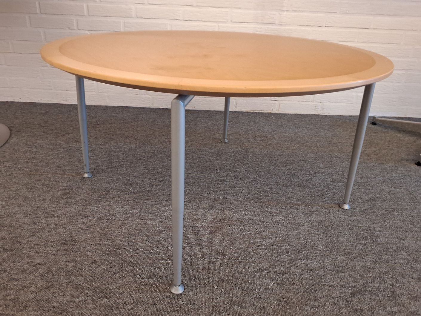 Lounge bord fra Kinnarps Ø 90 - 7116