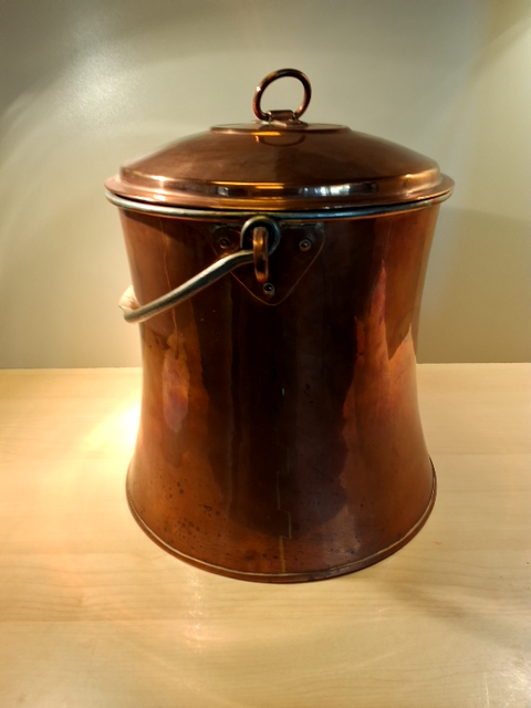 Gammel kobberspand med låg