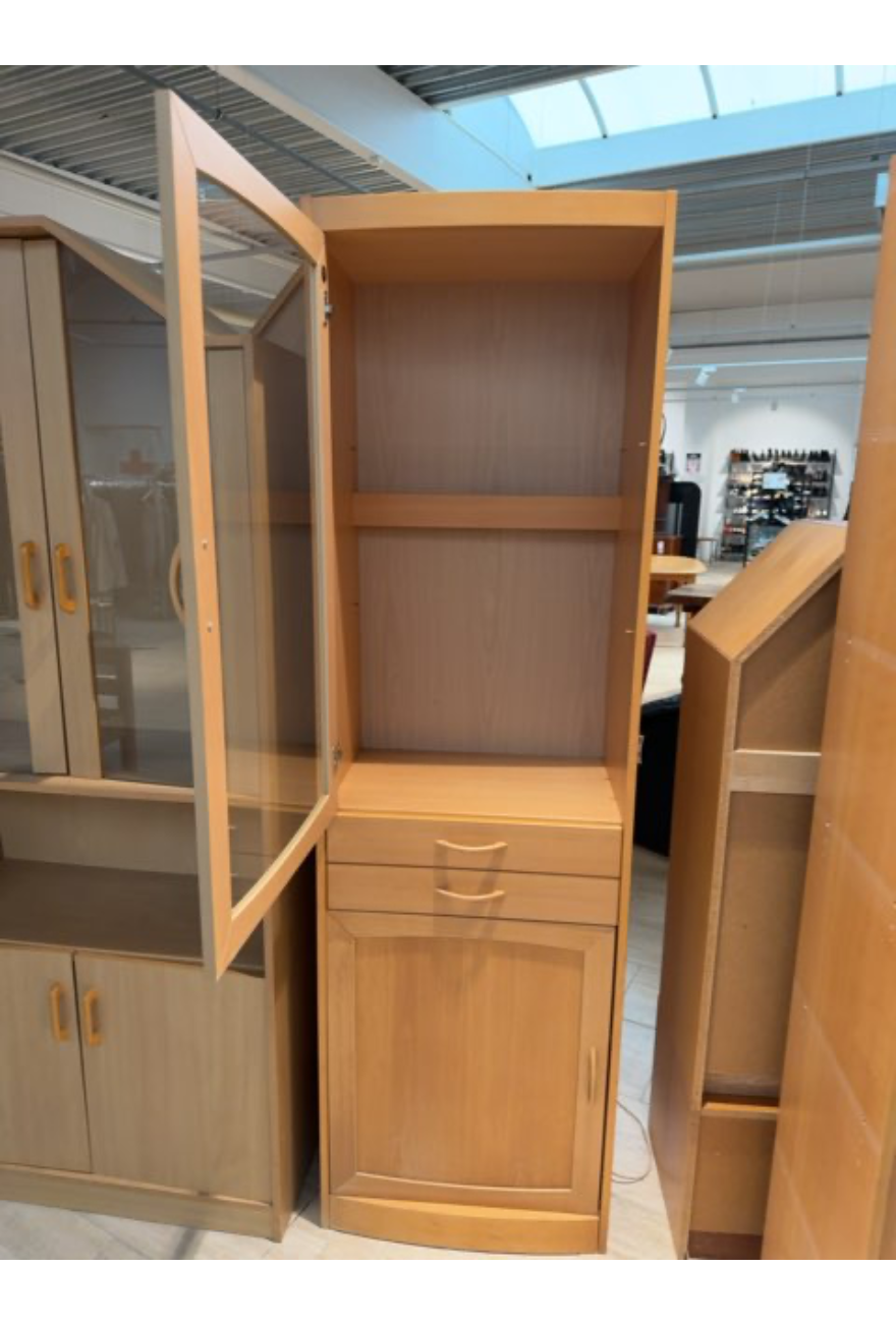 Skab med hylder og små skuffer