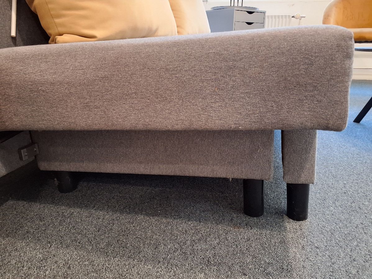 Grå sovesofa med opbavering