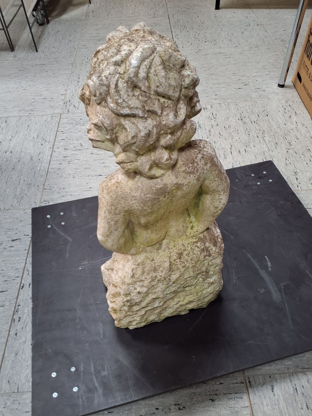 Havefigur dreng siddende