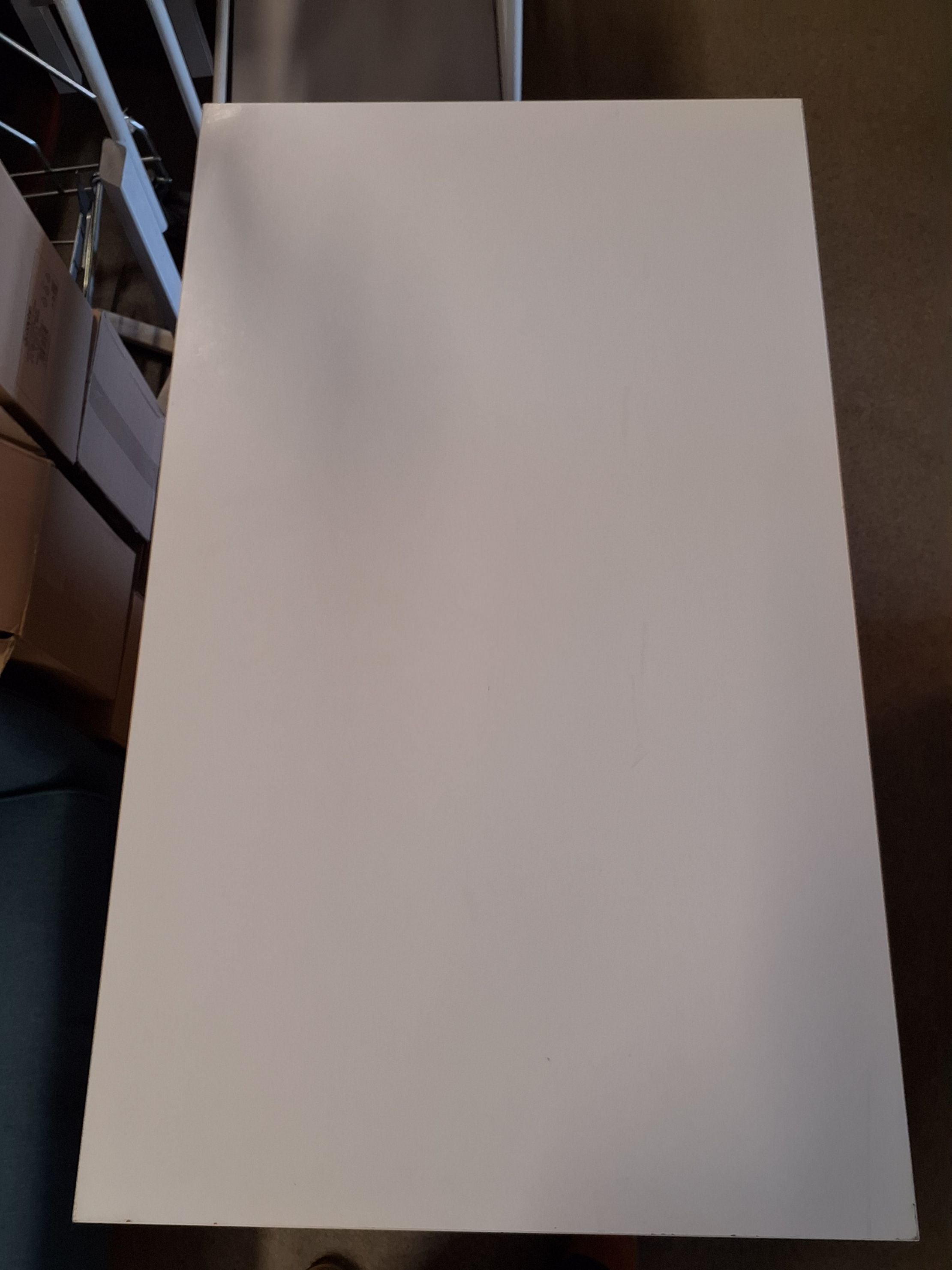 Hvidt metalbord