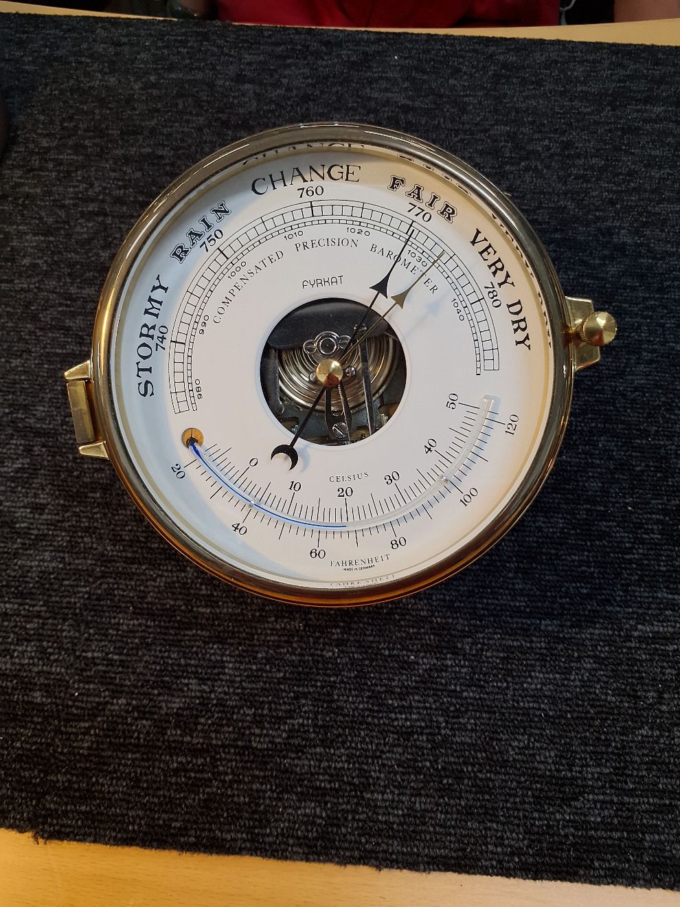 Autentisk skibsur og barometer.