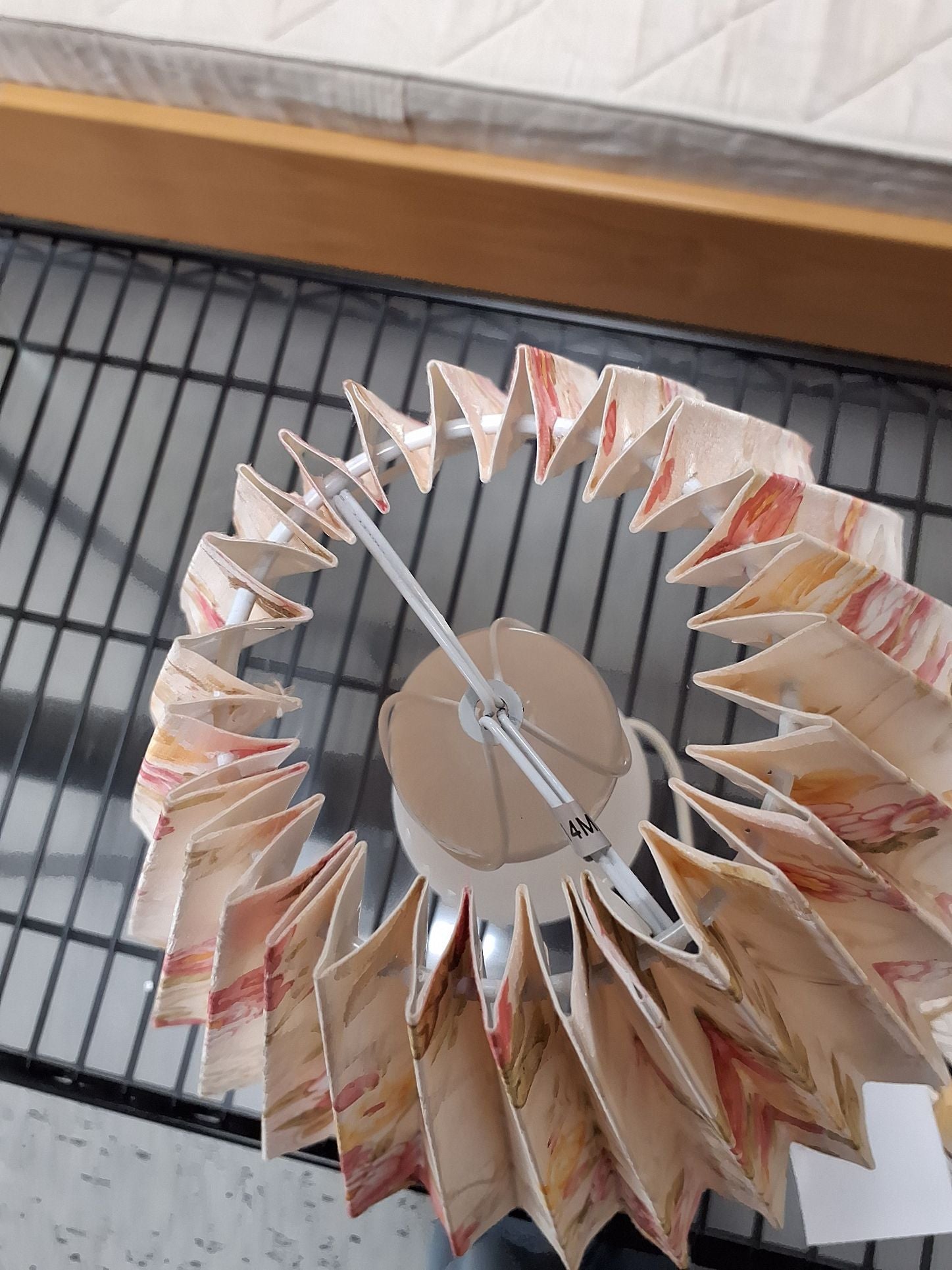 Hvid lampe m. blomstret skærm