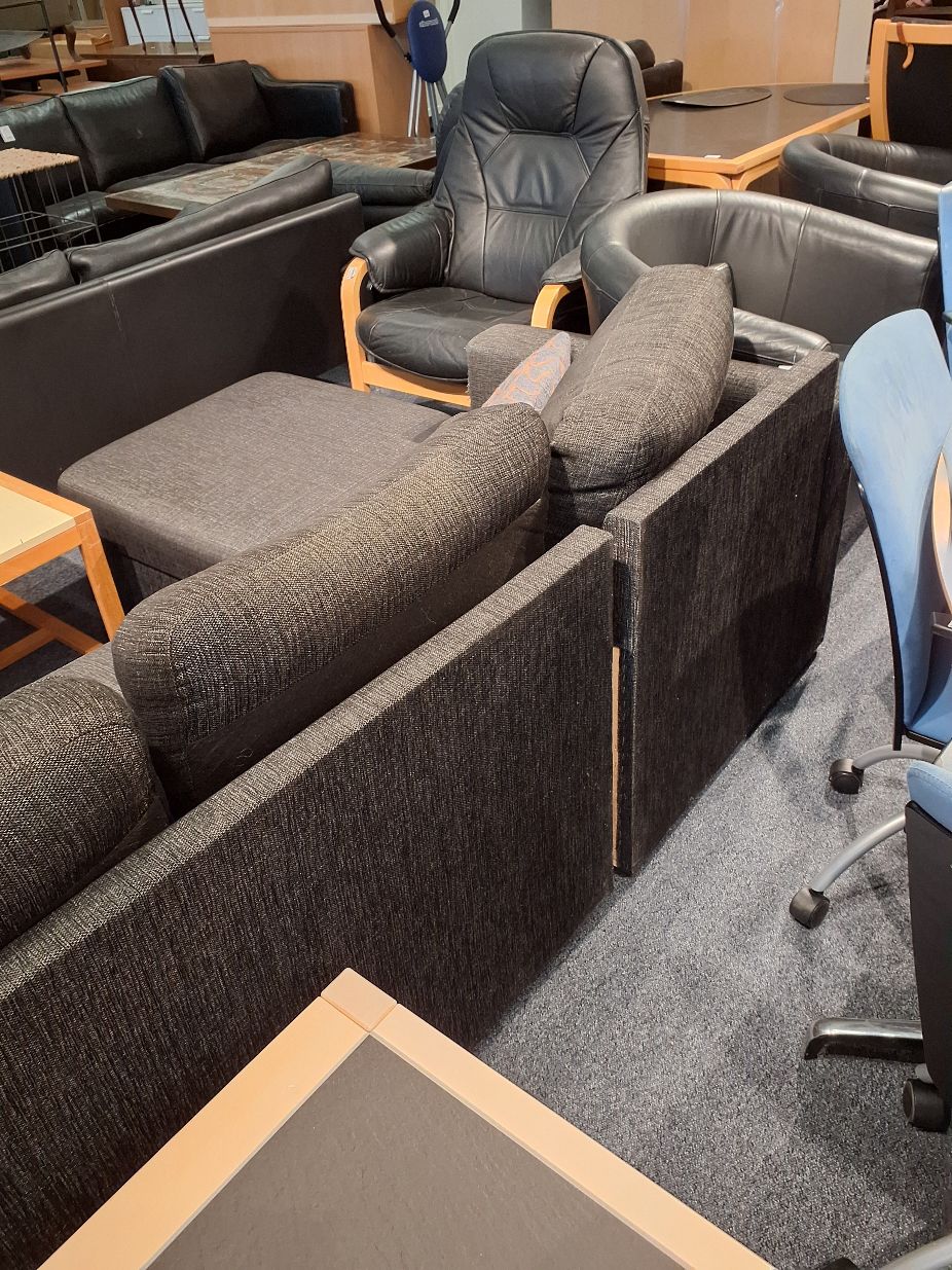 Sofa i sort stof