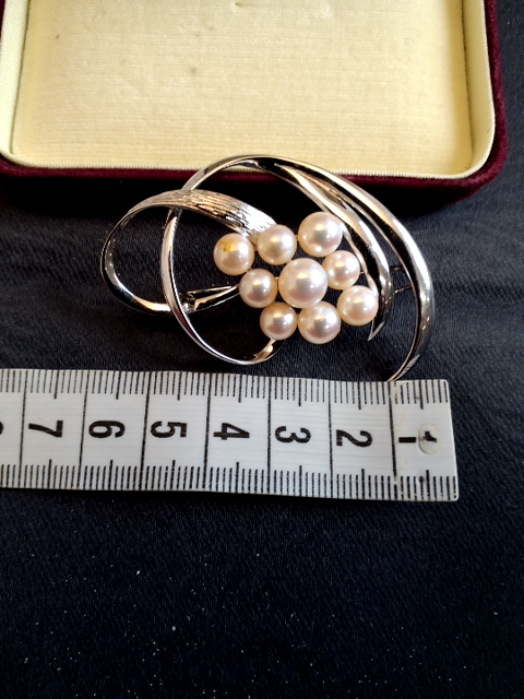 Mikimoto broche