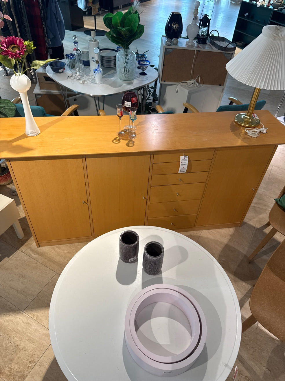 Kommode i lyst træ