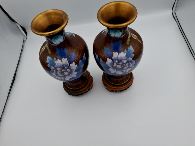 Cloisonne vaser på træ-stande
