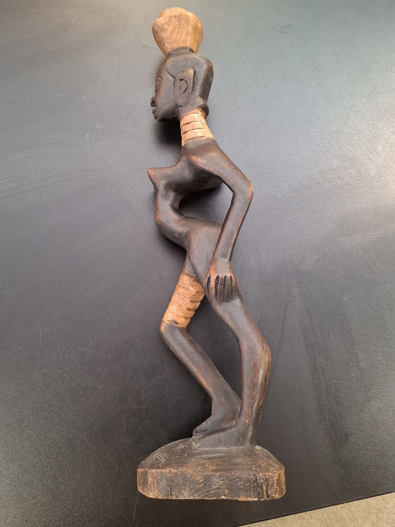 Afrikansk kvindefigur i træ
